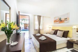 Ξενοδοχείο στη Χώρα Σκοπέλου 400 μέτρα από το λιμάνι