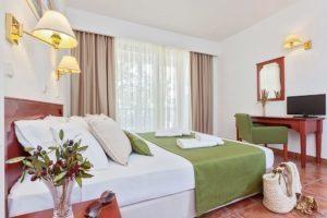 Διαμονή στη Σκόπελο, Ξενοδοχείο στη Χώρα