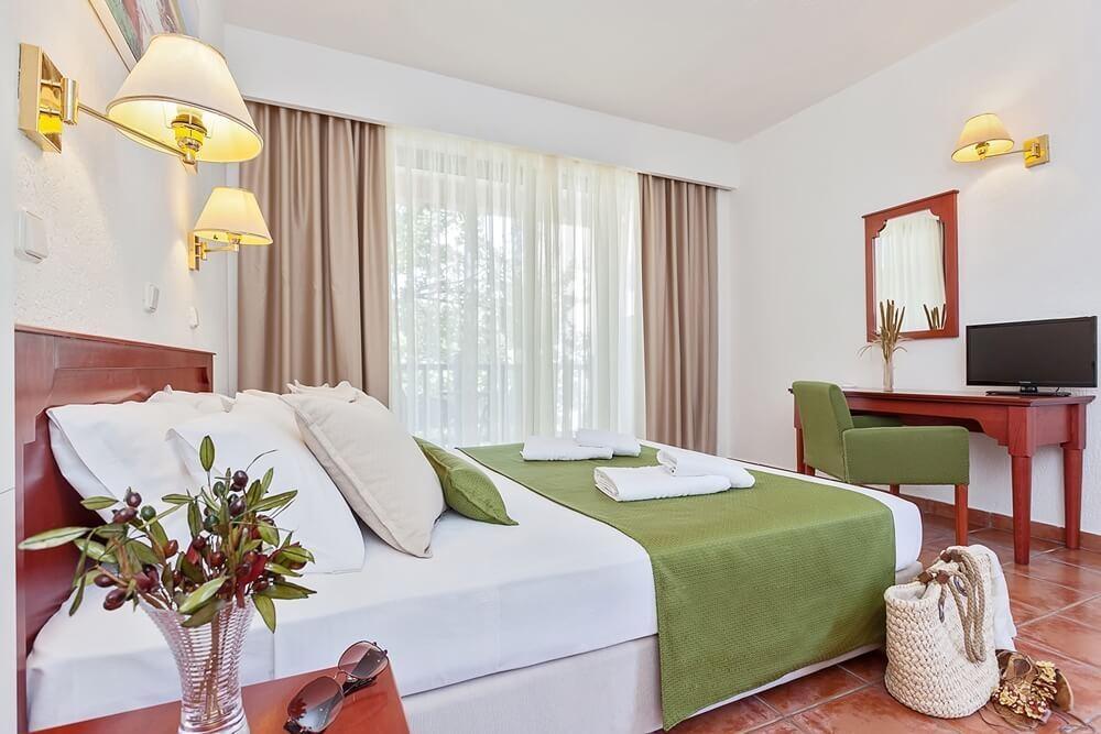 Διαμονή στη Σκόπελο, Ξενοδοχείο στη Χώρα