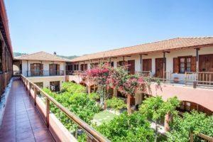 Ξενοδοχείο με θέα κήπο στη Χώρα Σκοπέλου